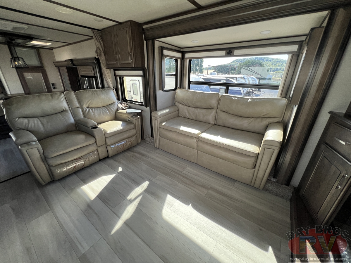 2021 Grand Design Solitude 380FL / 380FL-R Fifth Wheel