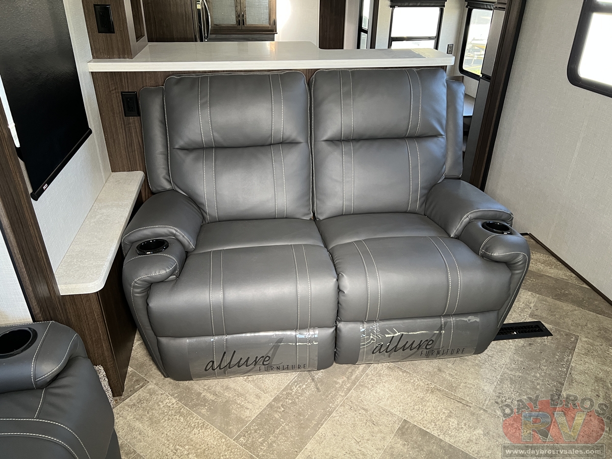 2021 Winnebago Voyage Fifth Wheel