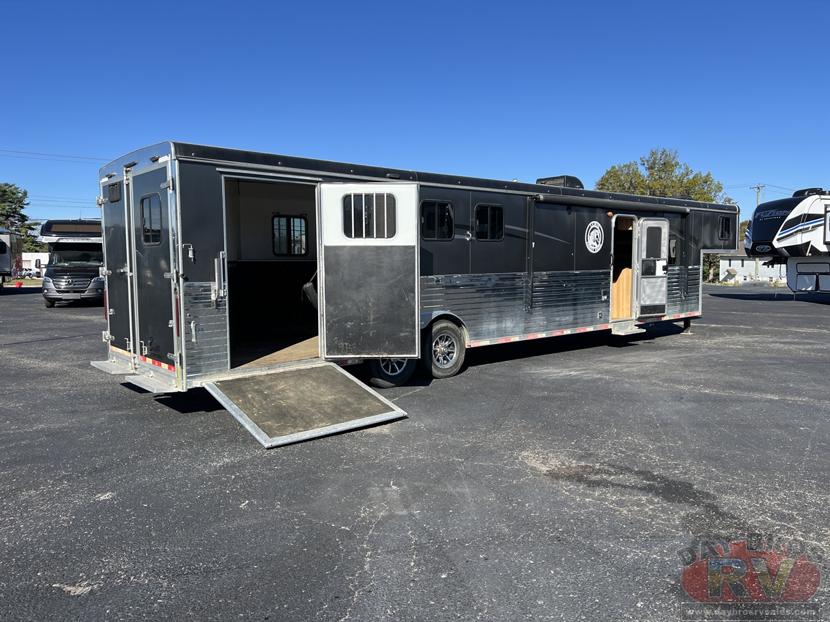 2019 Bison Coach Ranger Horse Trailer