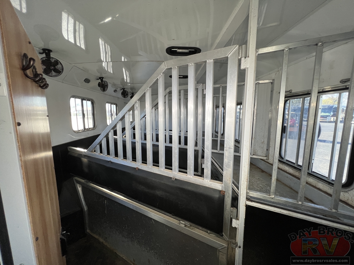 2019 Bison Coach Ranger Horse Trailer