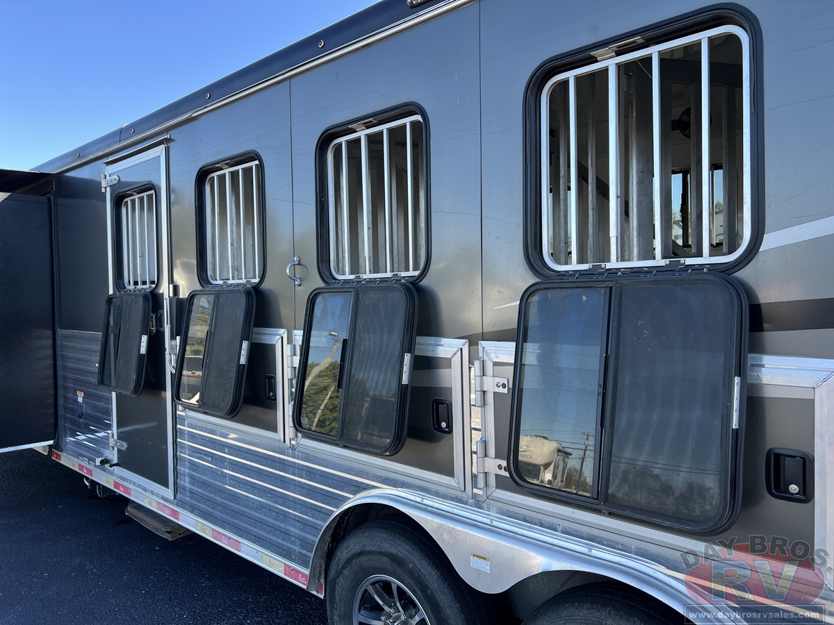 2019 Bison Coach Ranger Horse Trailer