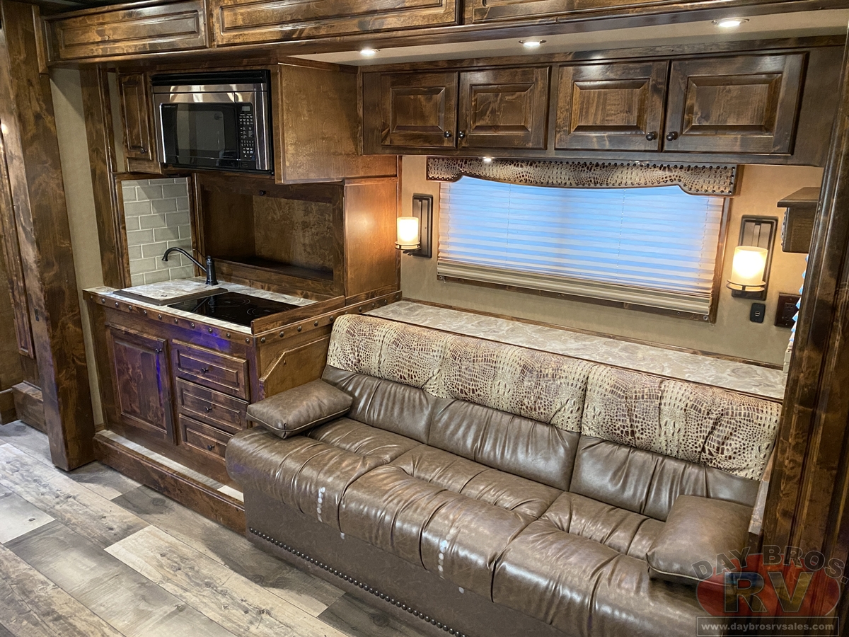 2021 Bloomer Trailers Evolution Outlaw Conversion Horse Trailer
