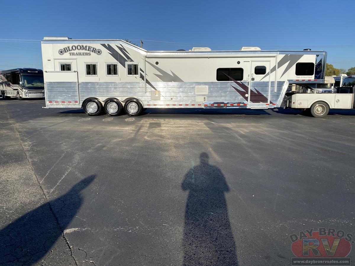 2021 Bloomer Trailers Evolution Outlaw Conversion Horse Trailer