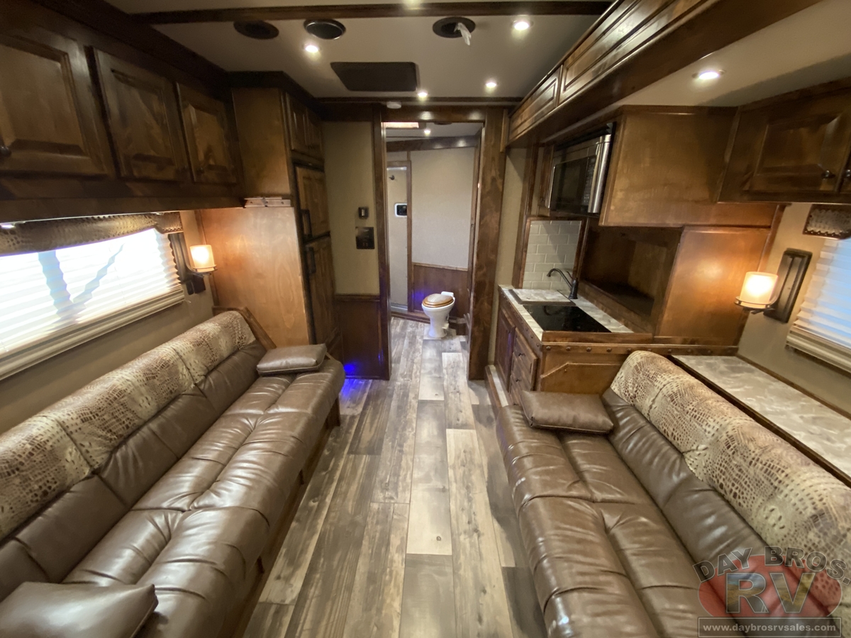 2021 Bloomer Trailers Evolution Outlaw Conversion Horse Trailer