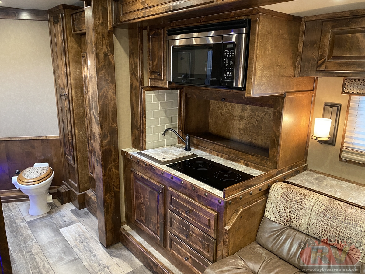 2021 Bloomer Trailers Evolution Outlaw Conversion Horse Trailer
