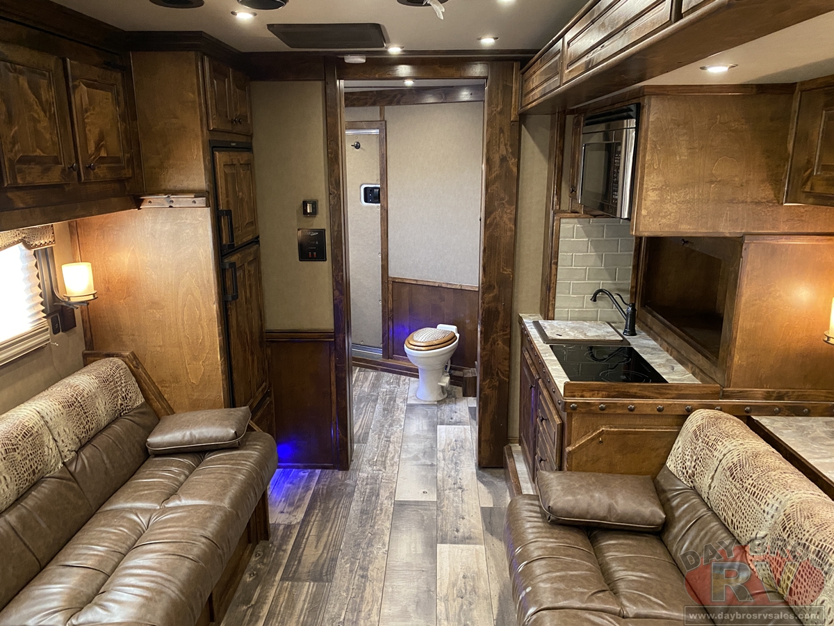 2021 Bloomer Trailers Evolution Outlaw Conversion Horse Trailer