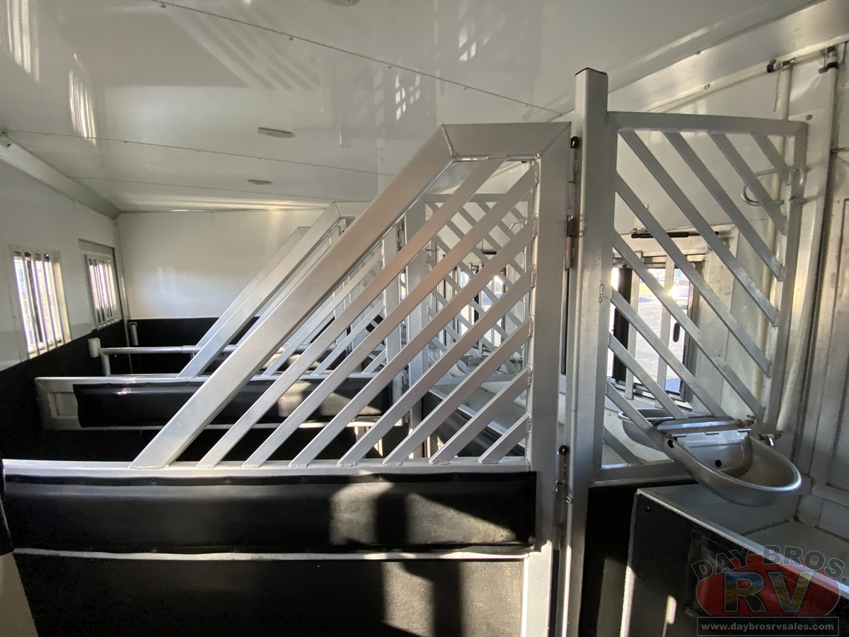 2021 Bloomer Trailers Evolution Outlaw Conversion Horse Trailer