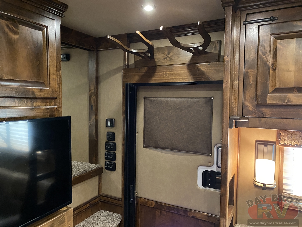 2021 Bloomer Trailers Evolution Outlaw Conversion Horse Trailer