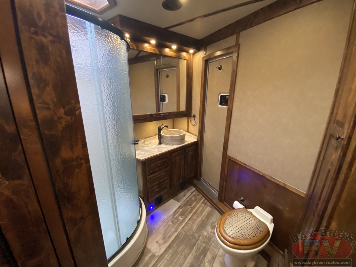 2021 Bloomer Trailers Evolution Outlaw Conversion Horse Trailer