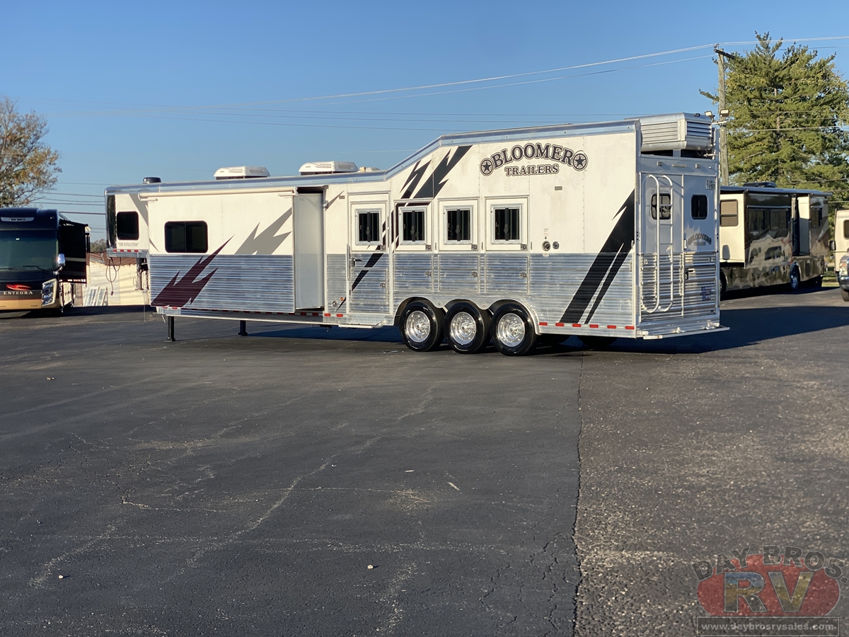 2021 Bloomer Trailers Evolution Outlaw Conversion Horse Trailer