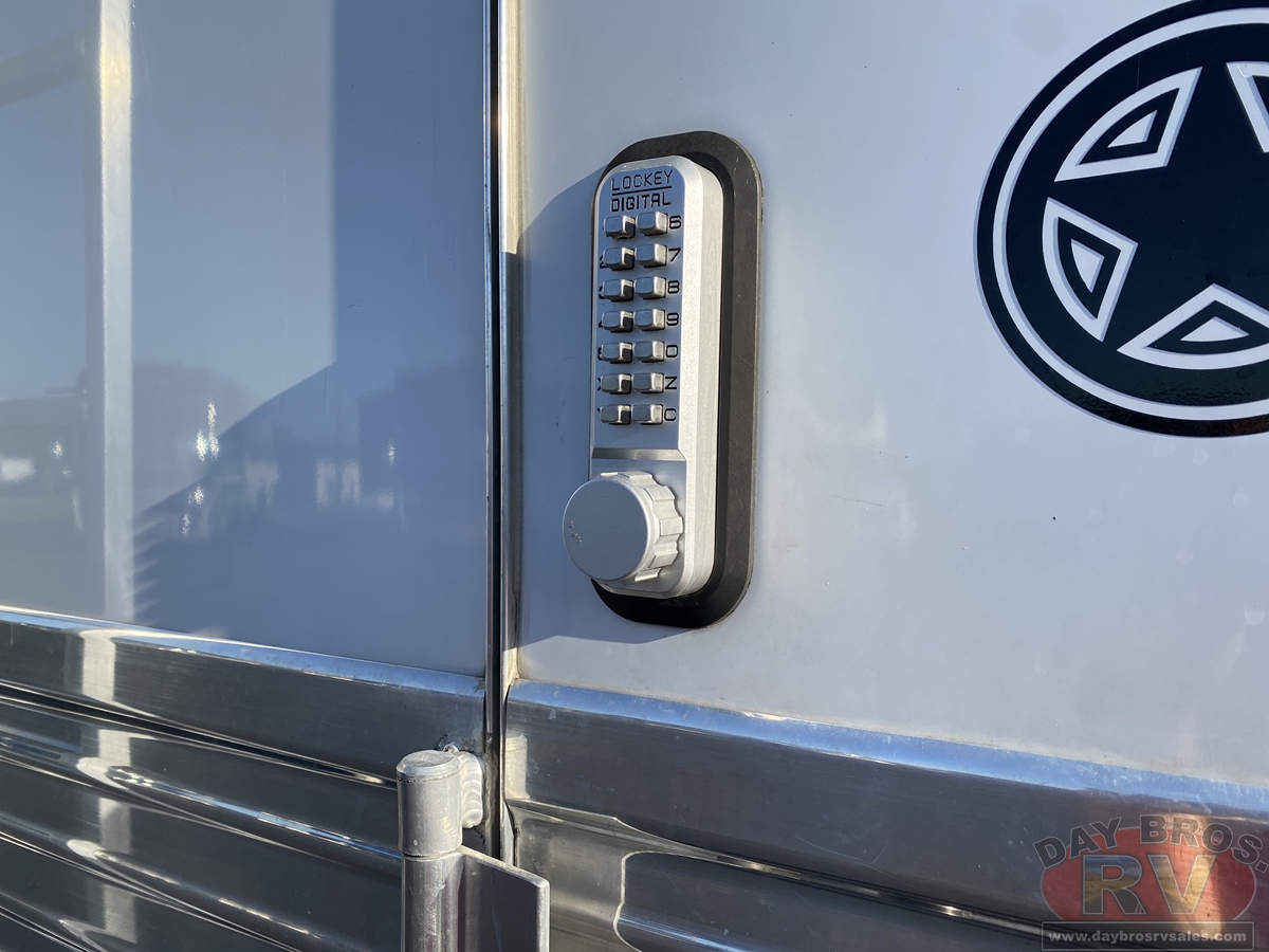2021 Bloomer Trailers Evolution Outlaw Conversion Horse Trailer