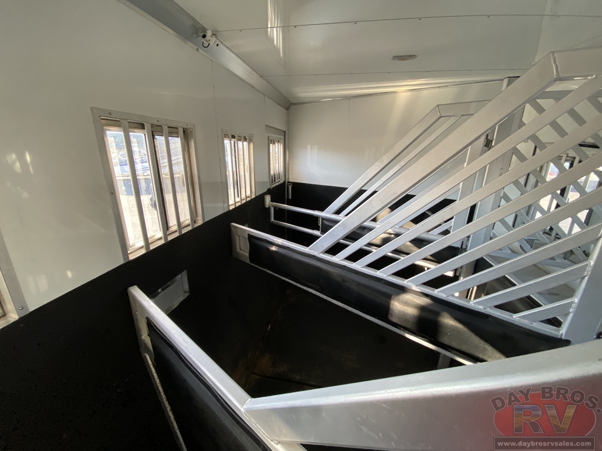 2021 Bloomer Trailers Evolution Outlaw Conversion Horse Trailer