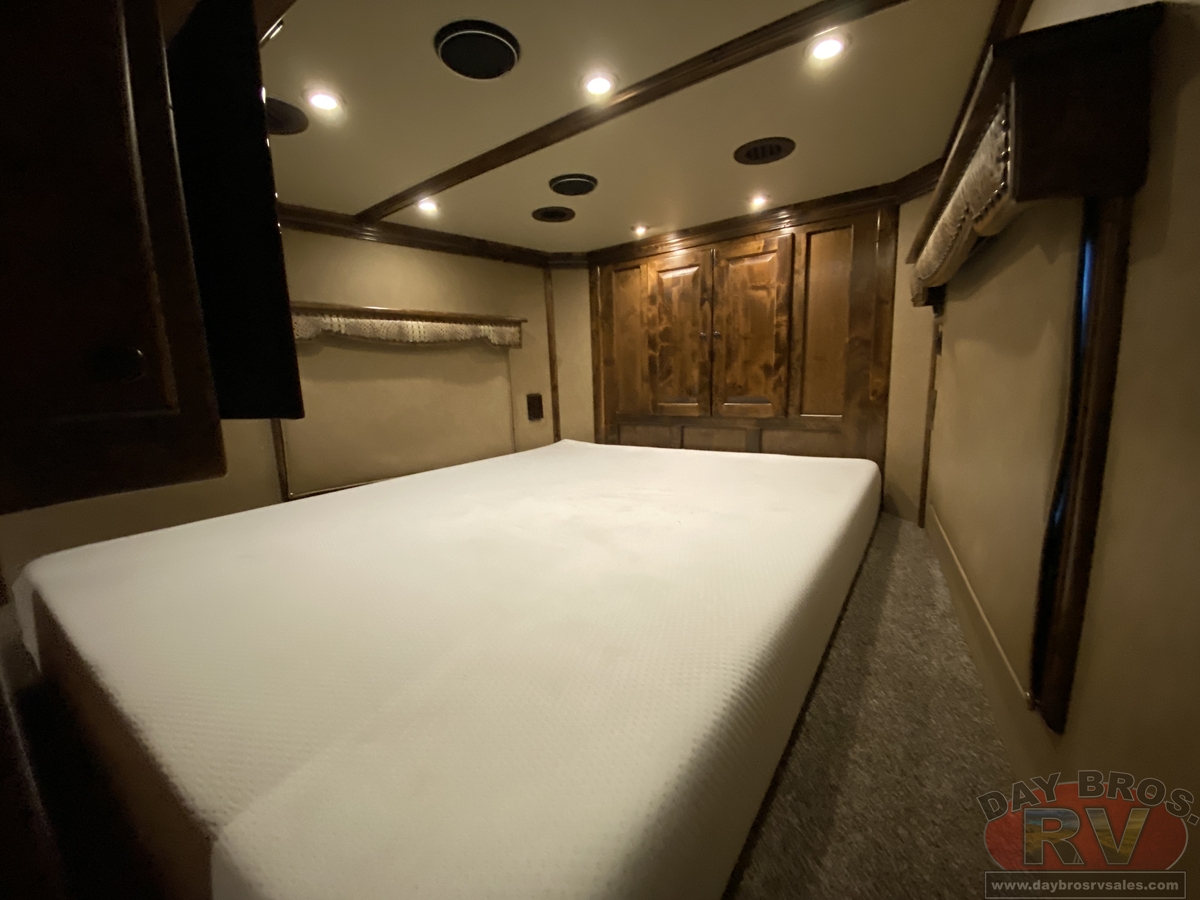2021 Bloomer Trailers Evolution Outlaw Conversion Horse Trailer