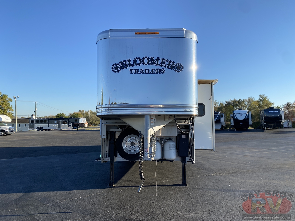 2021 Bloomer Trailers Evolution Outlaw Conversion Horse Trailer