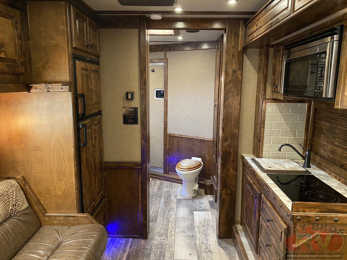 2021 Bloomer Trailers Evolution Outlaw Conversion Horse Trailer