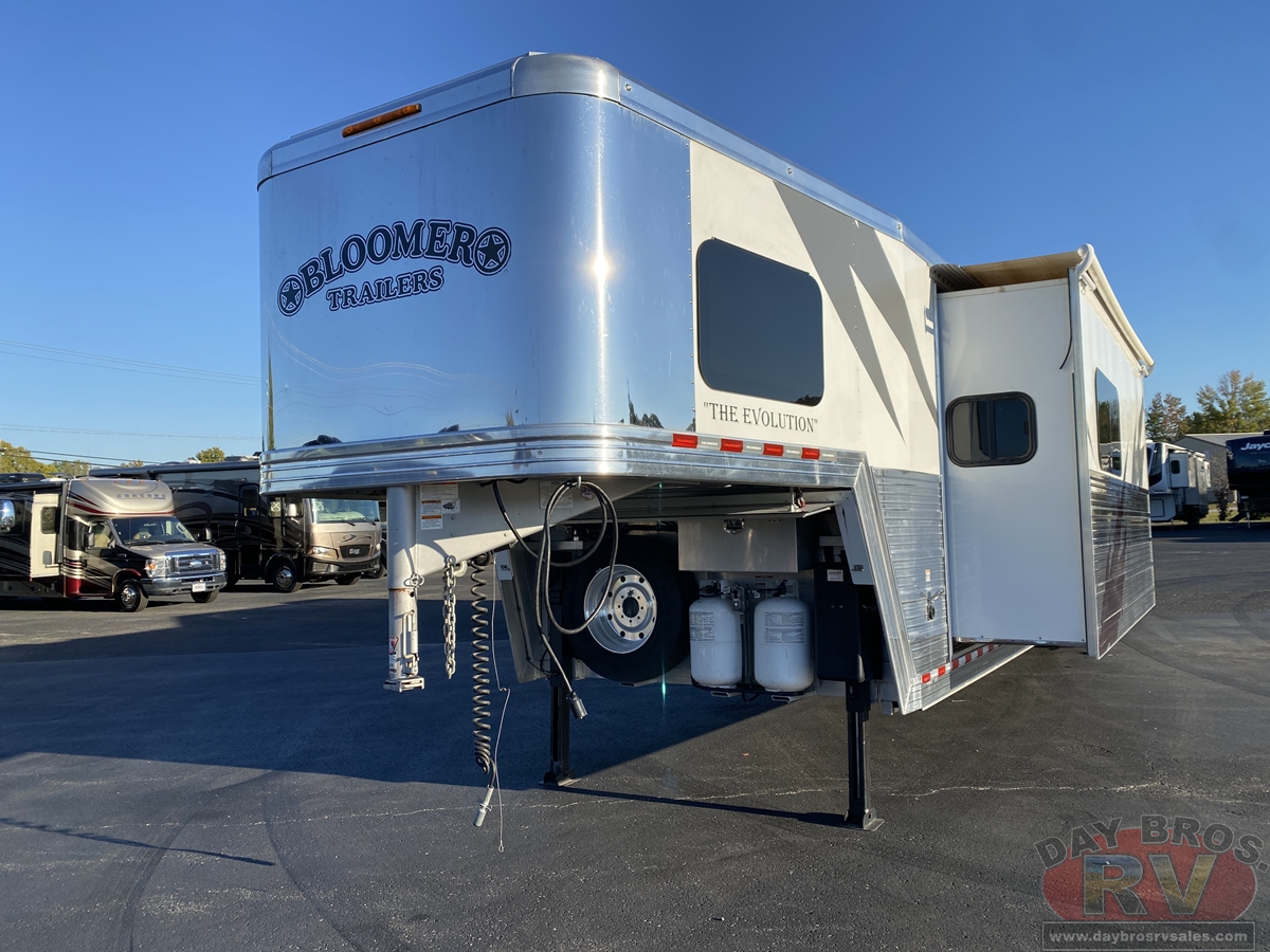 2021 Bloomer Trailers Evolution Outlaw Conversion Horse Trailer