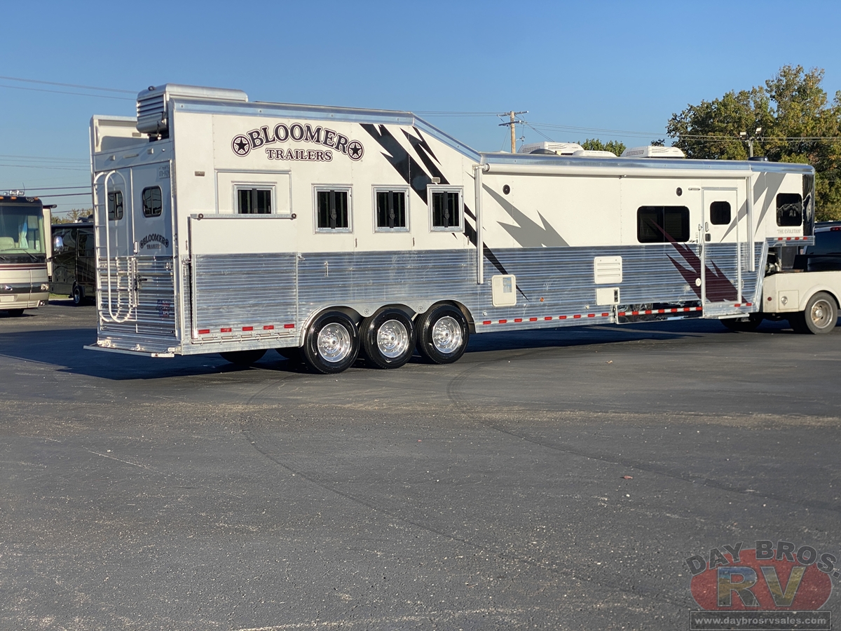2021 Bloomer Trailers Evolution Outlaw Conversion Horse Trailer