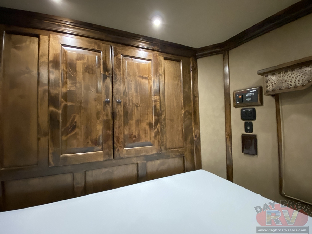 2021 Bloomer Trailers Evolution Outlaw Conversion Horse Trailer