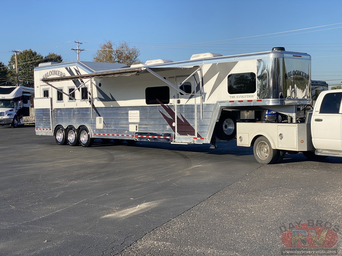 2021 Bloomer Trailers Evolution Outlaw Conversion Horse Trailer