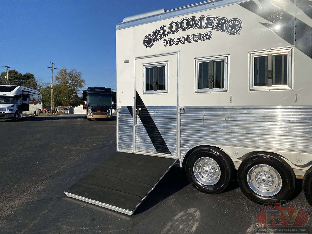 2021 Bloomer Trailers Evolution Outlaw Conversion Horse Trailer