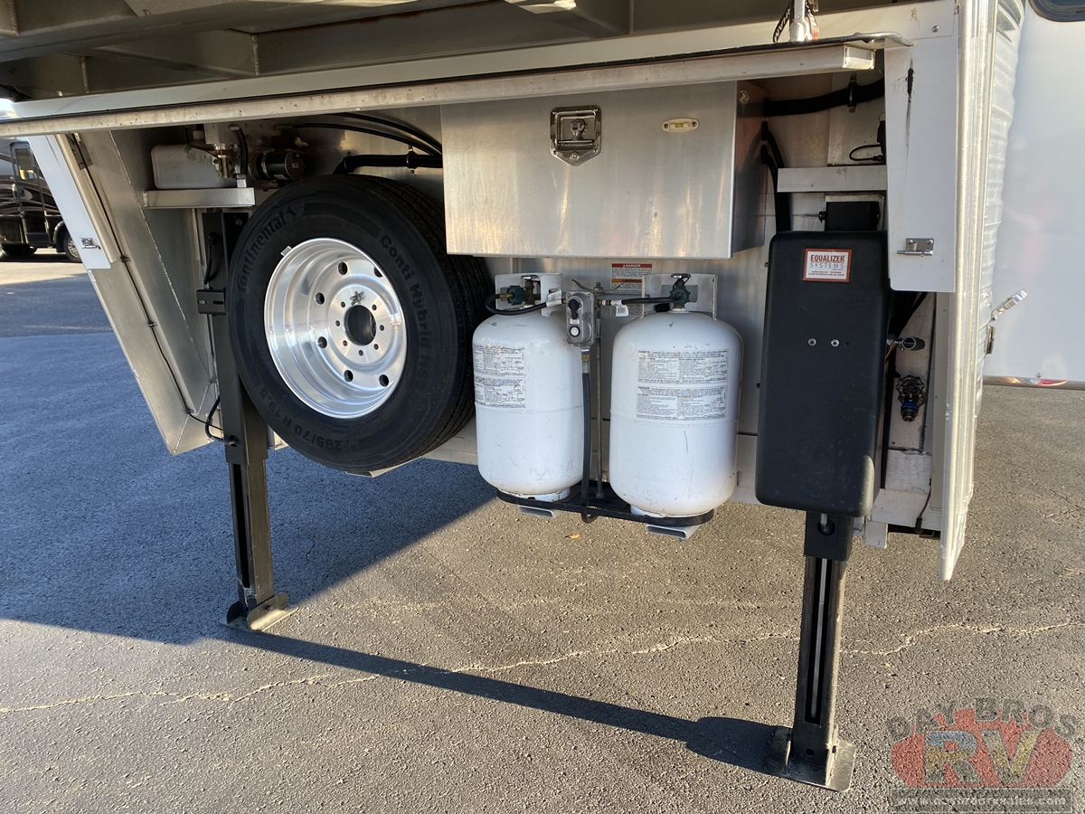 2021 Bloomer Trailers Evolution Outlaw Conversion Horse Trailer