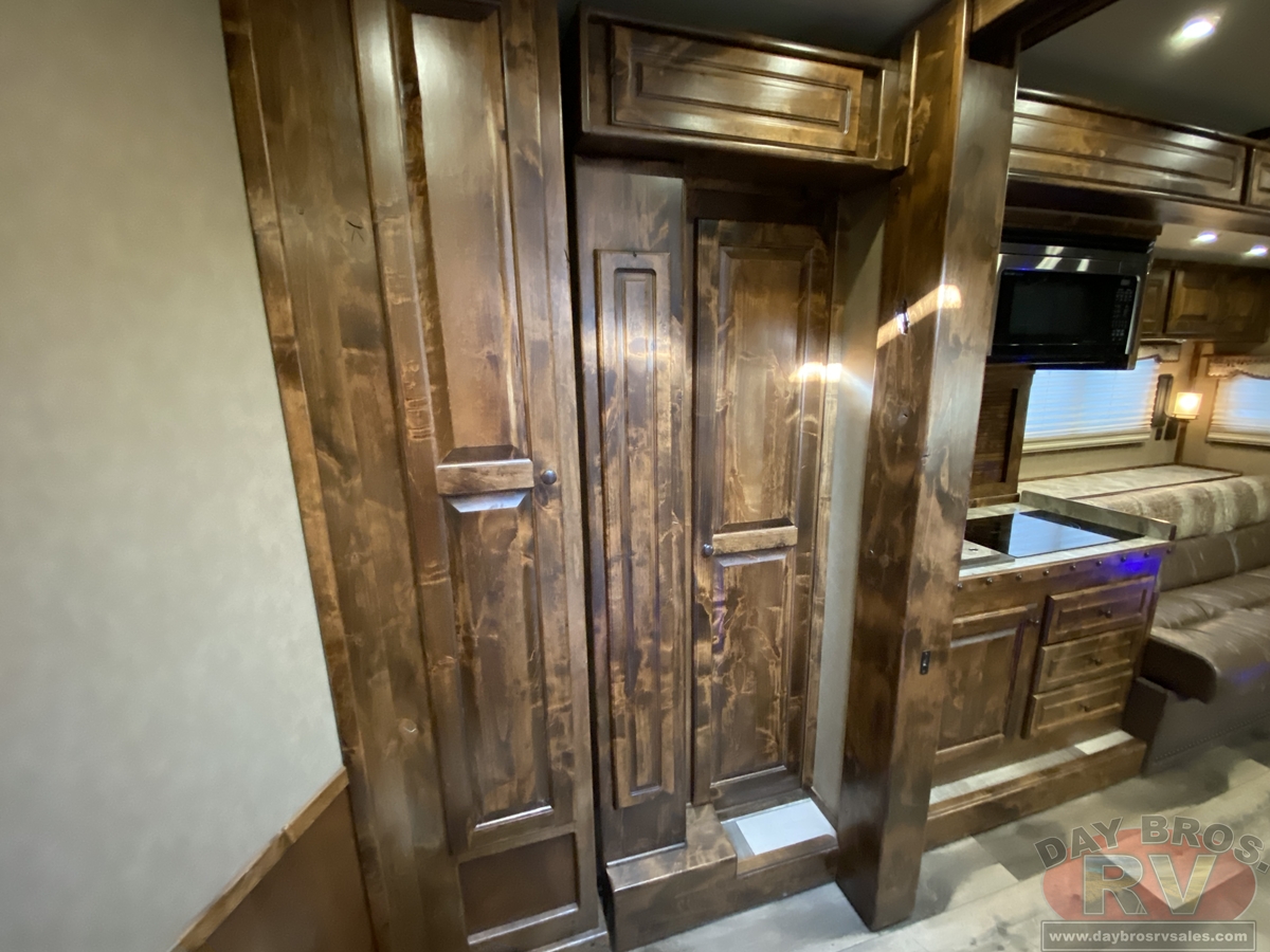 2021 Bloomer Trailers Evolution Outlaw Conversion Horse Trailer