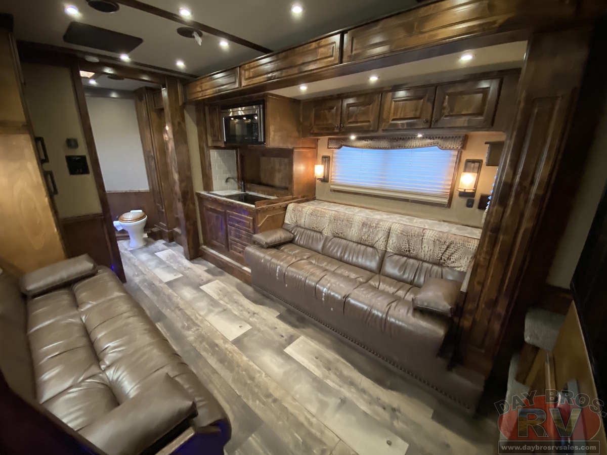 2021 Bloomer Trailers Evolution Outlaw Conversion Horse Trailer