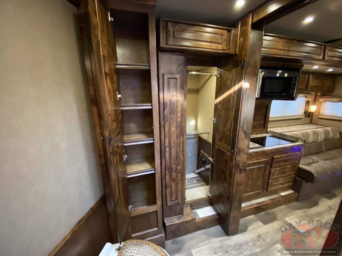 2021 Bloomer Trailers Evolution Outlaw Conversion Horse Trailer