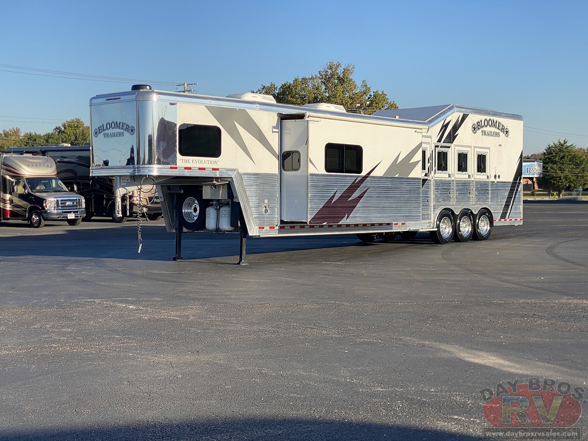 2021 Bloomer Trailers Evolution Outlaw Conversion Horse Trailer