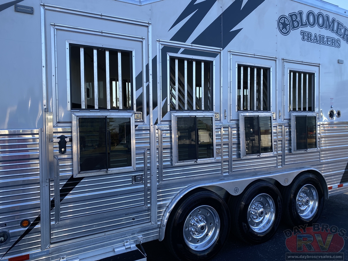 2021 Bloomer Trailers Evolution Outlaw Conversion Horse Trailer
