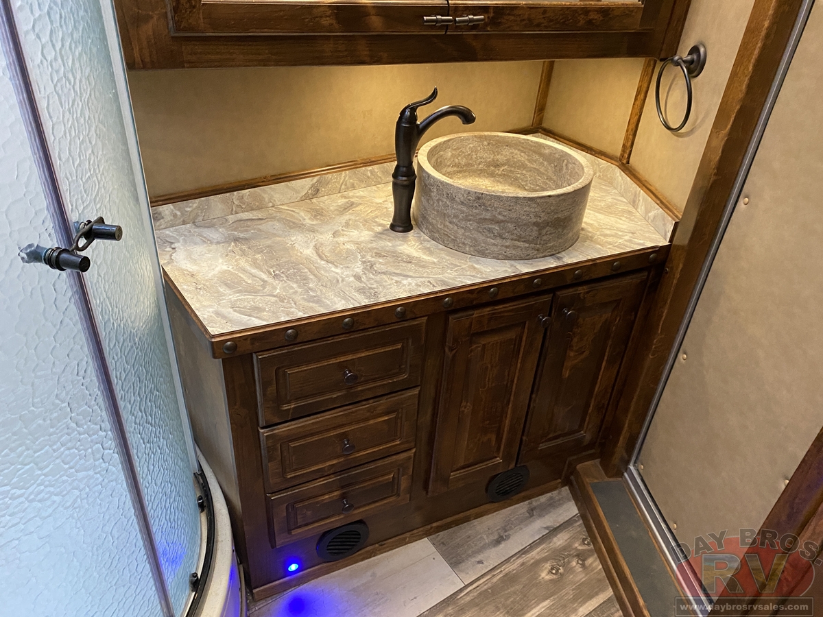 2021 Bloomer Trailers Evolution Outlaw Conversion Horse Trailer