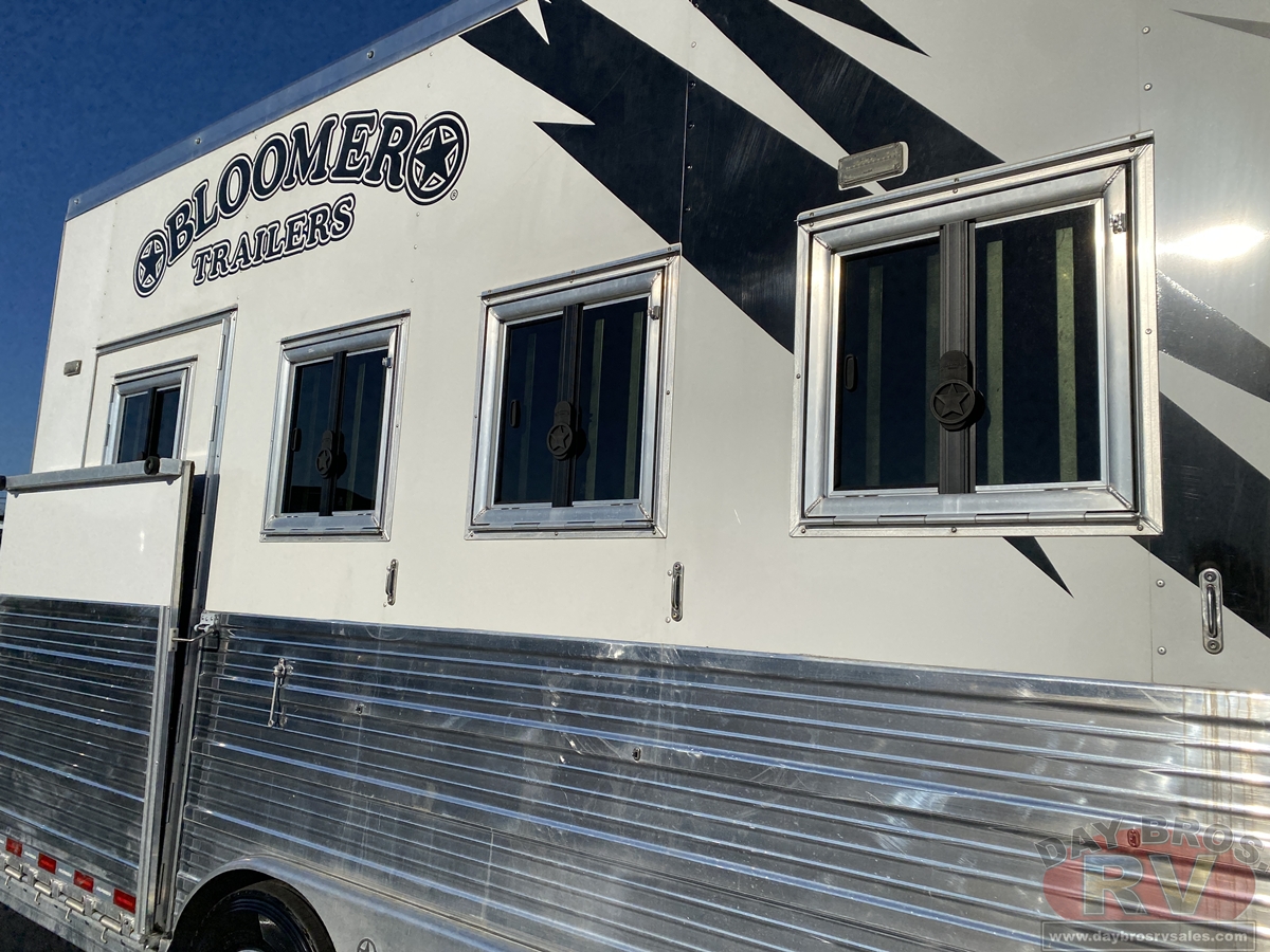2021 Bloomer Trailers Evolution Outlaw Conversion Horse Trailer