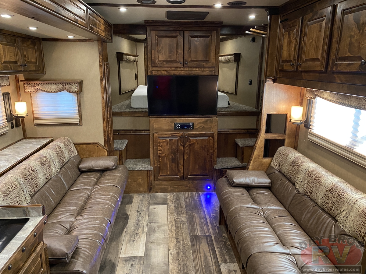 2021 Bloomer Trailers Evolution Outlaw Conversion Horse Trailer